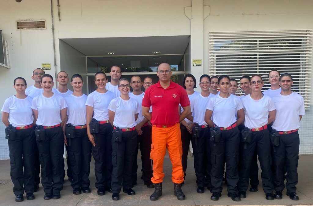 Militares disposto em forma em frente a um prédio